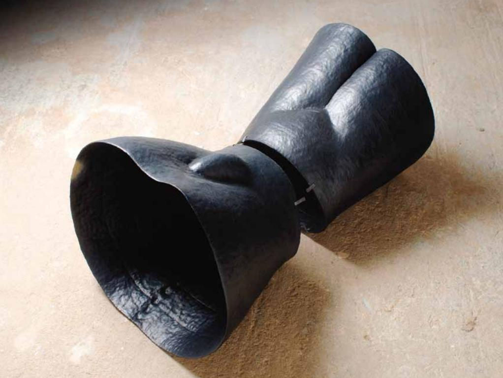 ¨Earthskin divided¨ (hanbuilt, blackfired clay, lead,76x46x52,5cm)